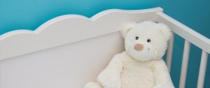 Babybett mit Teddy Hauptslider Hebamme Anna Kerkow